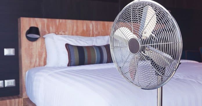 Dormir com ventilador ligado faz mal? Veja 8 motivos para repensar esse hábito noturno