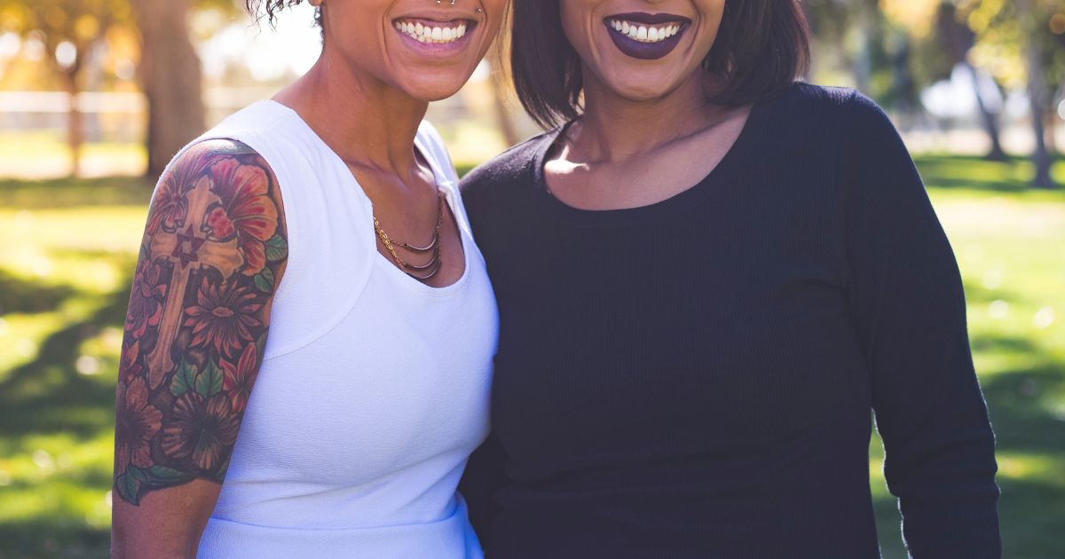 Estudo chocante revela se tatuagem aumenta risco de câncer ao analisar gêmeos um com tatuagens e o outro sem