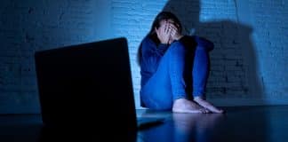 Mãe é condenada após praticar bullying virtual contra a própria filha durante mais de um ano