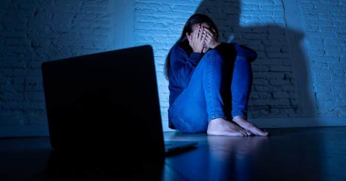 Mãe é condenada após praticar bullying virtual contra a própria filha durante mais de um ano