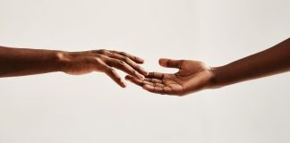 Qual é o verdadeiro significado quando um homem passa os dedos na palma da sua mão? Entenda o que esse gesto realmente quer dizer