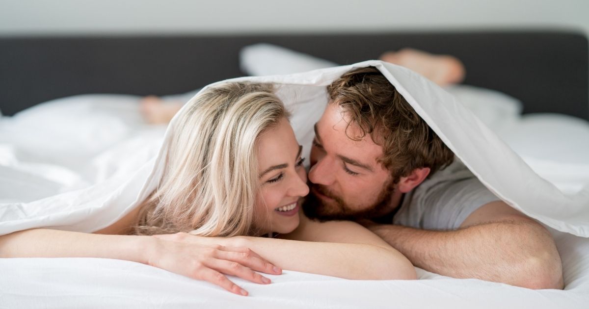 Todo homem se sente atraído por mulheres que fazem essas 4 coisas