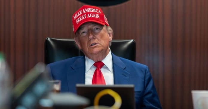 Trump é criticado após anunciar um novo produto “nojento” deixando as pessoas questionando se “é legal”
