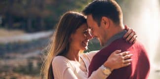 10 Gestos femininos simples que derretem profundamente o coração de um homem