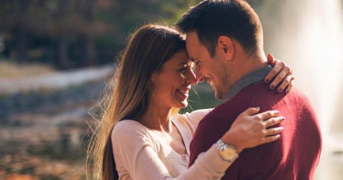 10 Gestos femininos simples que derretem profundamente o coração de um homem