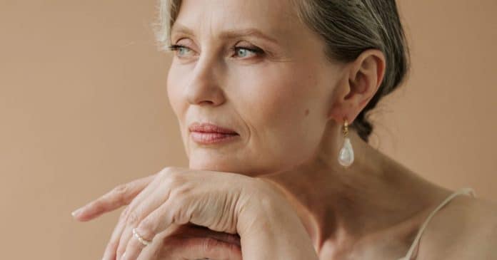 15 Coisas que tornam mulheres com mais de 50 anos ‘menos atraentes’ para os homens