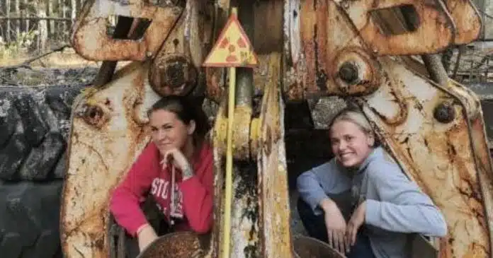 A verdade por trás da foto assustadora de duas mulheres sentadas na “coisa mais radioativa de Chernobyl”
