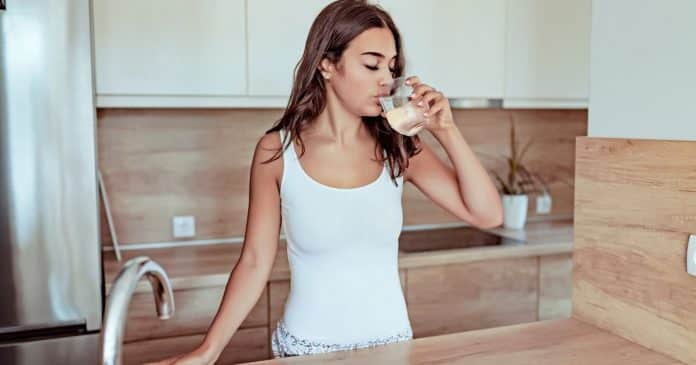 beber-agua-em-jejum-por-que-esse-habito-simples-pode-transformar-sua-saude Por que você deve começar AGORA a beber água em jejum todos os dias ao acordar