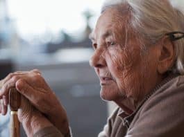 “Cheiro de velho” pode ser curado com este alimento comum, afirmam especialistas