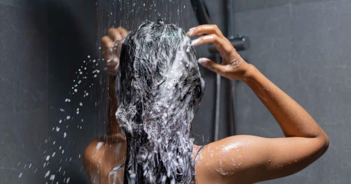 Com que frequência devemos lavar o cabelo? Dermatologistas explicam o que é melhor para seus fios