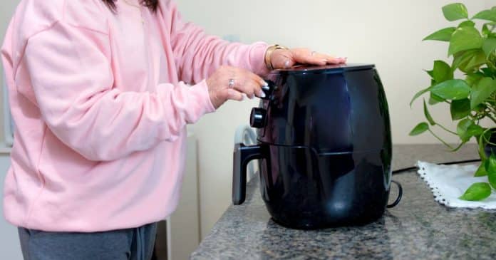 como-limpar-sua-airfryer-de-maneira-rapida-e-eficiente Como limpar sua airfryer de maneira rápida e sem NENHUM sofrimento