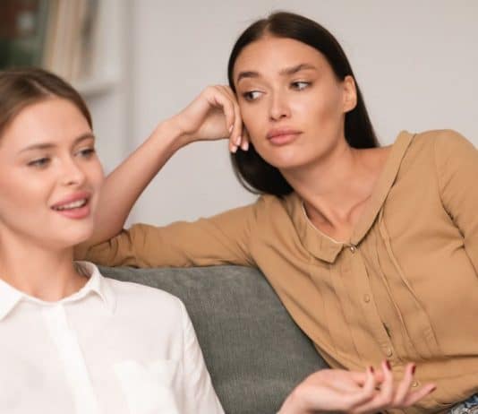 Linguagem corporal da inveja: 3 Sinais claros de que alguém está com inveja de você