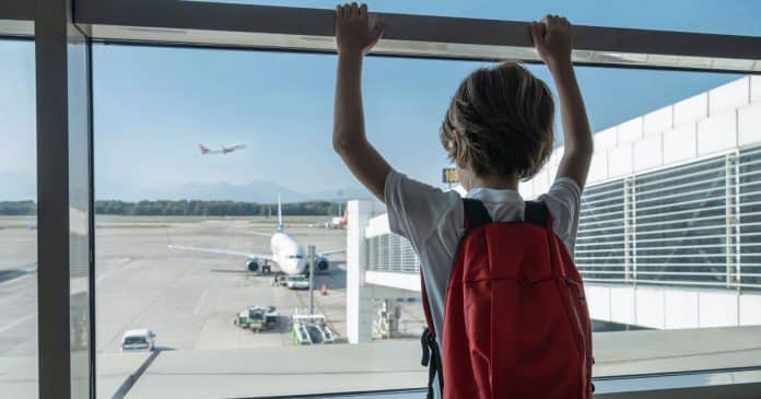 Pais abandonam filho de 10 anos no aeroporto para não perder voo e funcionária compartilha vídeo indignada: “Completamente surreal”