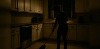 Por que você nunca deveria varrer a casa à noite: O motivo chocante que ninguém te contou