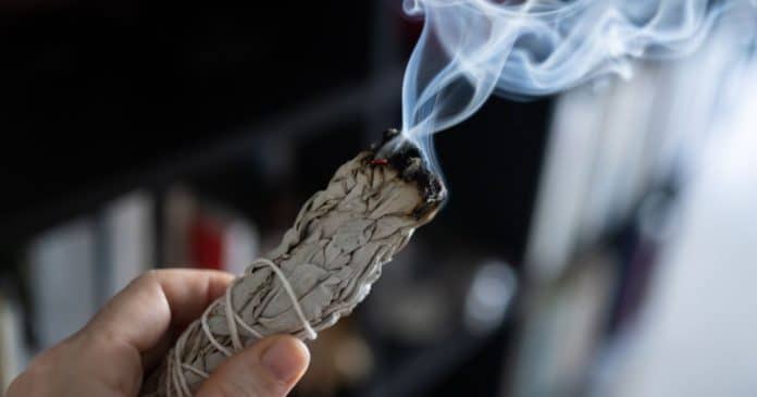 queimar-salvia-o-que-e-como-fazer-e-por-que-esse-ritual-pode-transformar-sua-energia Queimar sálvia: O que é, como fazer e por que esse ritual pode transformar sua energia