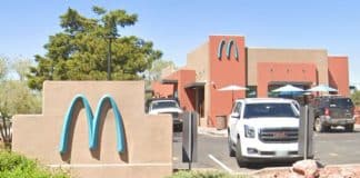 Se você vir um McDonald’s com ‘arcos turquesa’ é isso que significa