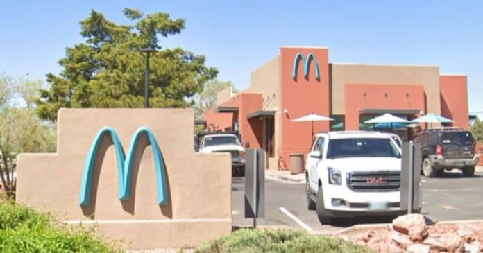 se-voce-vir-um-mcdonalds-com-arcos-turquesa-e-isso-que-significa Se você vir um McDonald’s com ‘arcos turquesa’ é isso que significa