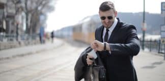 5 formas de atraso que podem ser sinais espirituais (e o que cada um significa)