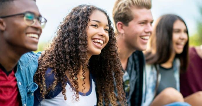 Adolescência agora vai até os 24 anos, segundo cientistas: entenda a polêmica