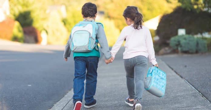 com-que-idade-a-crianca-pode-ir-sozinha-para-a-escola-especialistas-dao-orientacoes-de-seguranca Especialistas revelam com que idade a criança pode ir sozinha para a escola, com orientações de segurança