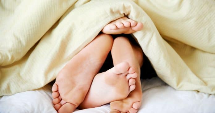 Especialista revela qual o melhor horário do dia para um casal ter intimidade de acordo com a idade