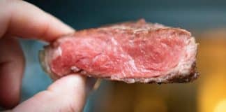 Especialistas explicam por que podemos comer bife malpassado, mas não frango malpassado