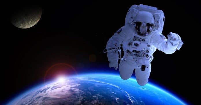 Idosa de 80 anos cai em golpe após “astronauta perdido” pedir dinheiro para comprar oxigênio