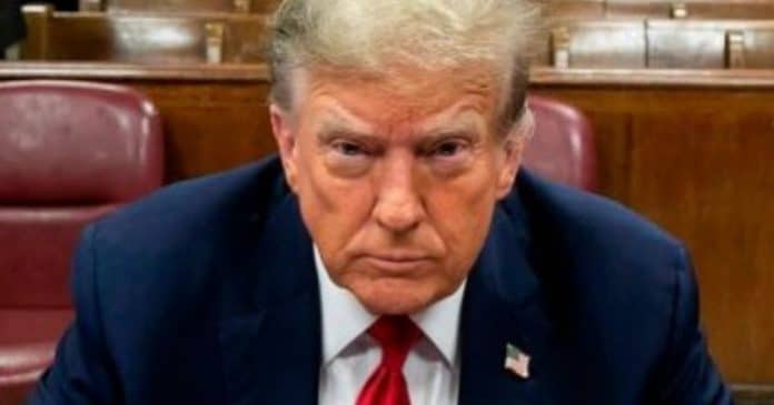 internautas-compartilham-teoria-bizarra-sobre-duble-de-trump-com-suspeitas-de-que-o-presidente-dos-eua-realmente-esteja-morto Internautas compartilham teoria bizarra sobre ‘dublê’ de Trump com suspeitas de que o presidente dos EUA realmente esteja morto