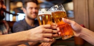 Qual é a idade certa para PARAR de beber álcool? Neurologista explica os riscos para o cérebro