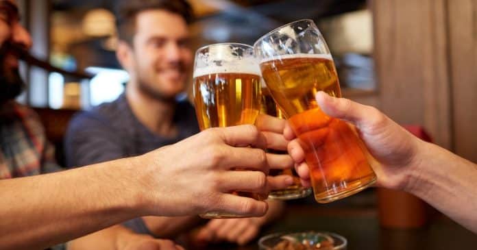 Qual é a idade certa para PARAR de beber álcool? Neurologista explica os riscos para o cérebro