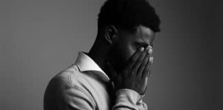 Se a pessoa faz isso, pode estar prestes a trair: Sinais da linguagem corporal que revelam intenções ocultas