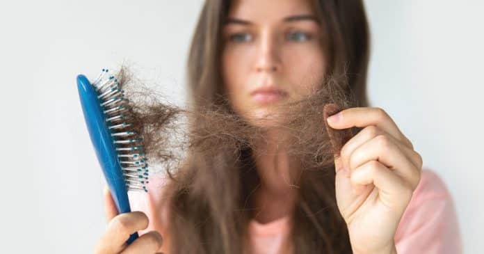 seu-cabelo-esta-caindo-demais-queda-de-cabelo-pode-ser-alerta-de-doencas-escondidas-no-corpo Seu cabelo está caindo demais? Queda de cabelo pode ser alerta de doenças escondidas no corpo