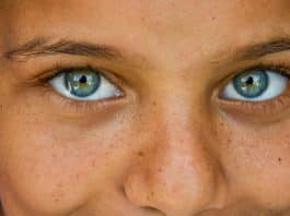 Cientistas descobrem fator genético que determina os olhos azuis: “Originalmente, todos nós tínhamos olhos castanhos”