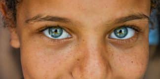 Cientistas descobrem fator genético que determina os olhos azuis: “Originalmente, todos nós tínhamos olhos castanhos” Cientistas descobrem fator genético que determina os olhos azuis: “Originalmente, todos nós tínhamos olhos castanhos”