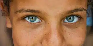 Cientistas descobrem fator genético que determina os olhos azuis: “Originalmente, todos nós tínhamos olhos castanhos” Cientistas descobrem fator genético que determina os olhos azuis: “Originalmente, todos nós tínhamos olhos castanhos”