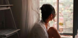Ele te ama, mas não te escolhe: a psicologia explica por quê isso acontece