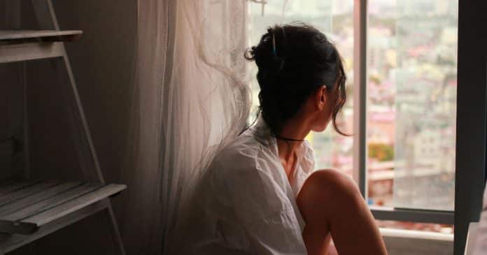 Ele te ama, mas não te escolhe: a psicologia explica por quê isso acontece