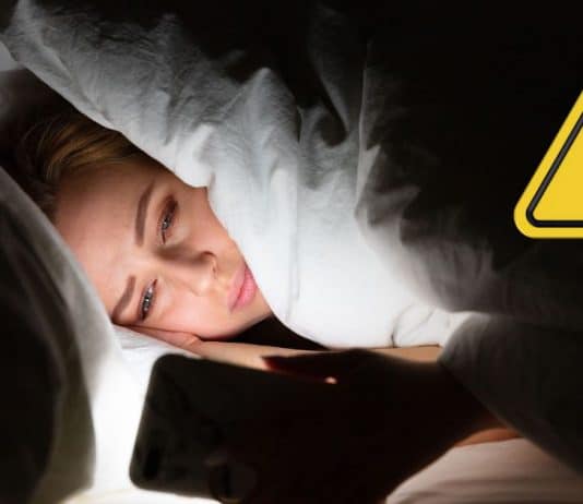 Especialistas alertam: PARE agora de usar celular com a luz apagada; entenda os perigos escondidos
