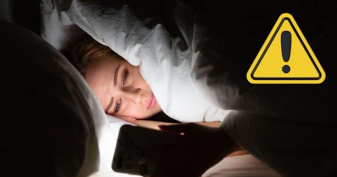 Especialistas alertam: PARE agora de usar celular com a luz apagada; entenda os perigos escondidos