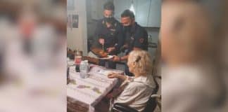 Polícia italiana emociona ao preparar comida para idosa de 87 anos com fome que ligou desesperada para a emergência