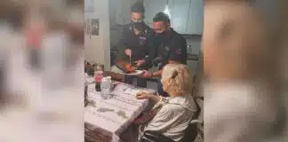 Polícia italiana emociona ao preparar comida para idosa de 87 anos com fome que ligou desesperada para a emergência Polícia italiana emociona ao preparar comida para idosa de 87 anos com fome que ligou desesperada para a emergência