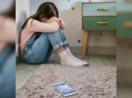 Mãe de menina de 10 anos “que usava celular pouco antes de tirar a própria vida” alerta pais para observarem ISSO nos aparelhos dos filhos