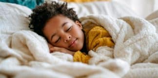 O hormônio do sono: como aumentar a melatonina naturalmente e fazer seu filho (ou você) dormir melhor