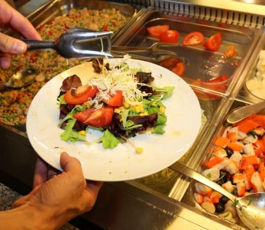 “O truque da balança”: Como restaurantes self-service fazem seu prato – e sua conta – ficarem MAIS pesados