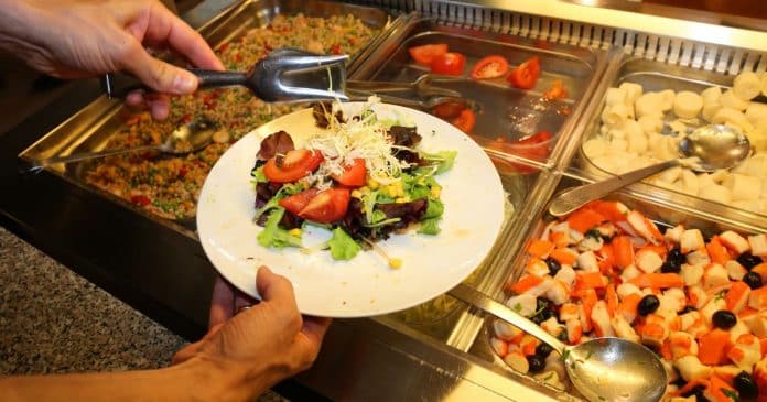 o-truque-da-balanca-como-restaurantes-self-service-fazem-seu-prato-e-sua-conta-ficarem-mais-pesados “O truque da balança”: Como restaurantes self-service fazem seu prato – e sua conta – ficarem MAIS pesados