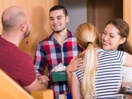 Por que muitos filhos adultos deixam de visitar os pais: Entenda o que está por trás dessa distância