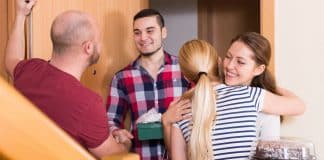 Por que muitos filhos adultos deixam de visitar os pais: Entenda o que está por trás dessa distância Por que muitos filhos adultos deixam de visitar os pais: Entenda o que está por trás dessa distância