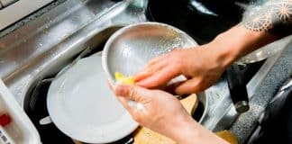 Por que você NUNCA deve deixar visitas lavarem a louça da sua casa – o motivo pode te surpreender