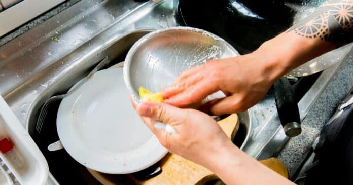 por-que-voce-nunca-deve-deixar-visitas-lavarem-a-louca-da-sua-casa-o-motivo-pode-te-surpreender Por que você NUNCA deve deixar visitas lavarem a louça da sua casa – o motivo pode te surpreender
