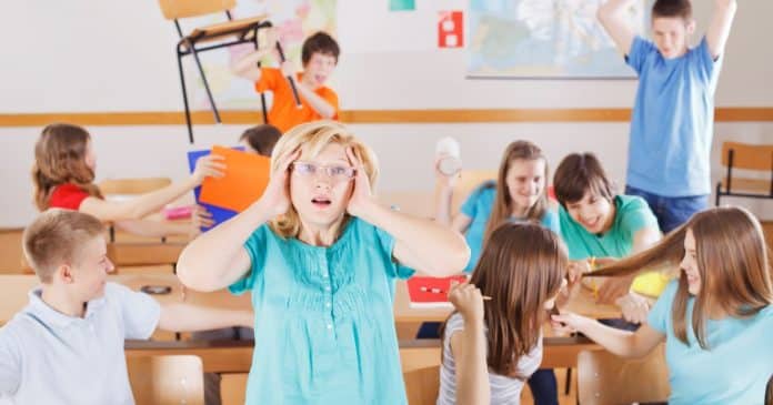 Professores alertam: alunos estão cada vez mais desatentos e desrespeitosos – será culpa da era digital?